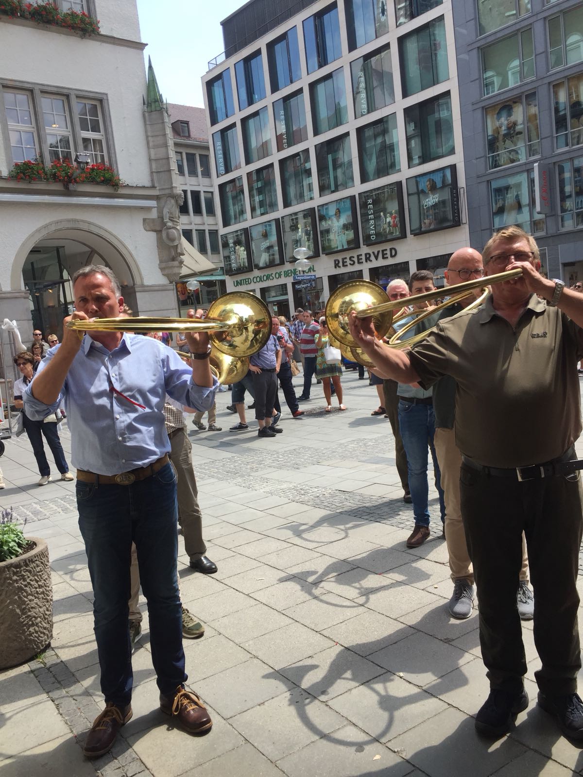 http://www.jagdhorn.org/media/Ausflug Muenchen 9. Juni 2018/C Vor dem Deutschen Jagd- und Fischereimuseum 2.jpg